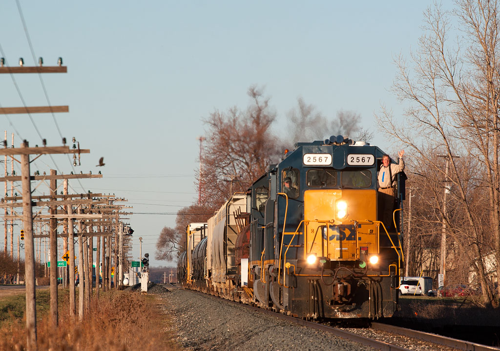 CSXT 2567
Coming out of the hole in Hudsonville for Amtrak, here's Reflecto saying hi on D700.  04/04/09
