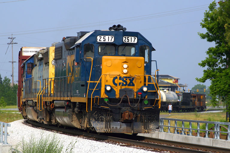 CSX 2517
There's the whole train, complete with CSXT 9170 and Chessie caboose, rounding the curve just before entering North Yard.  CSX 2517 & 2672 pulled in this late D727 on 06/11/05
