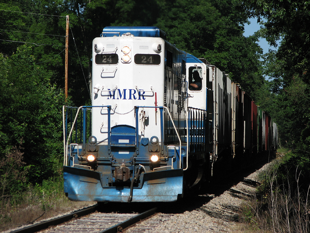 MMRR 24
24 leads a 12 car mini grain train west on the old GTW, about to pass the entrance to Riverside Park.
Keywords: 7-14-2008