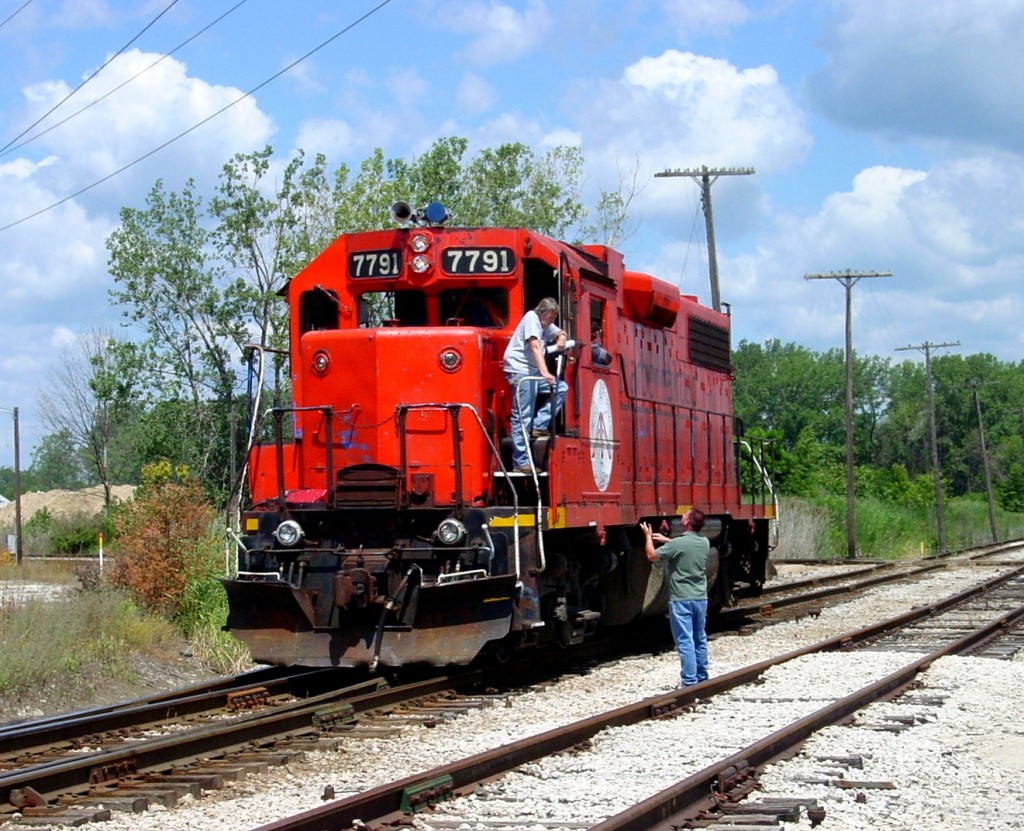 AA 7791 crew
The crew of Ann Arbor 7791 talk to the CSX tower guy about movements for both Ann Arbor and CSX in the area.  Soon thereafter, both roads backed cuts of auto racks into Ottawa Yard.
