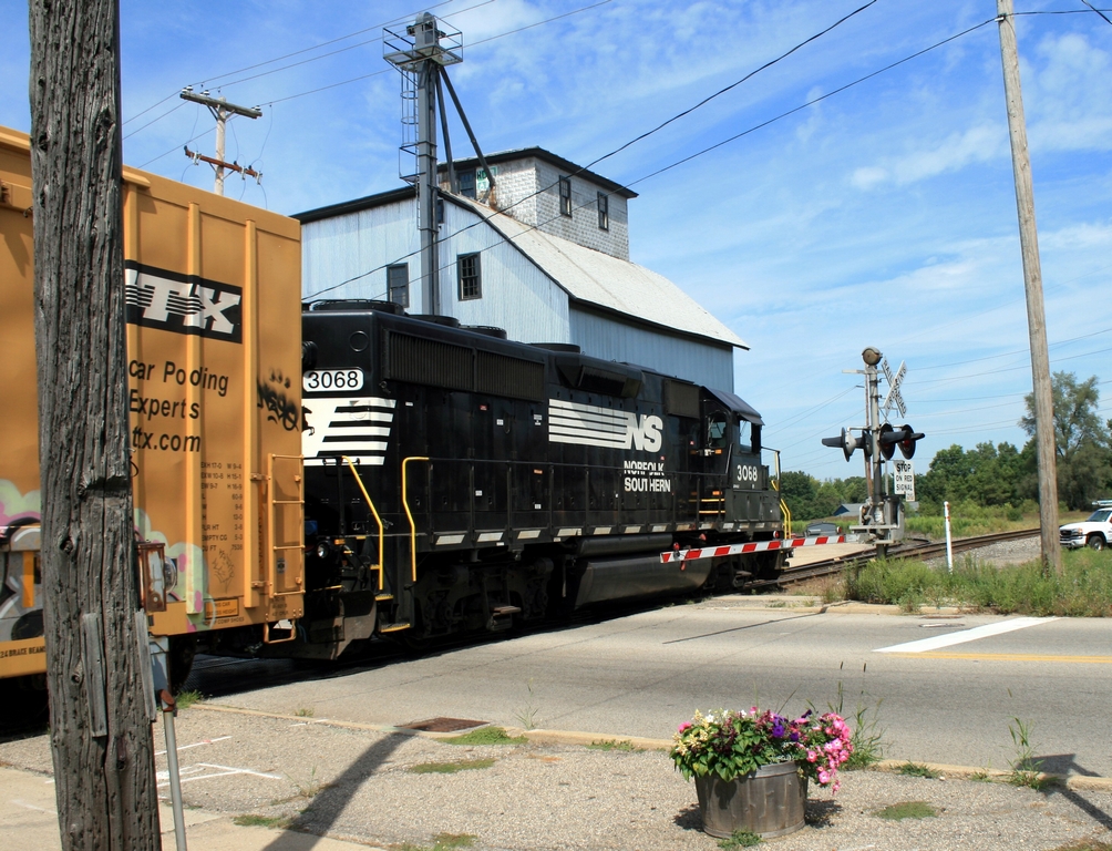 NS in Plainwell 8-21-08
Local heading north past the cool elevator in Plainwell, Mi.
