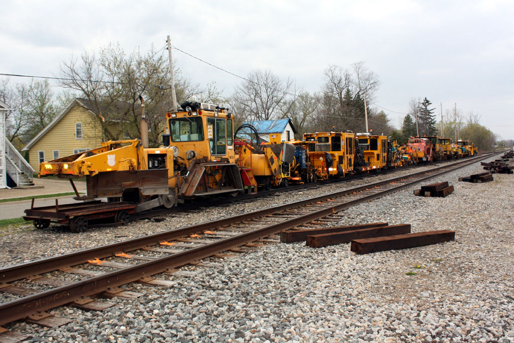 Tie Gang Parked in Holly
Holly Equipment Spur, 4/27/09
