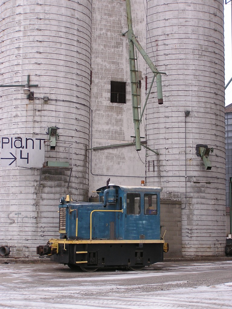 25-Ton GE Switcher in Oakley
Frutchey Bean Co. uses this superannuated 25-ton GE switcher at its elevator in Oakley, MI.
Keywords: switcher Oakley