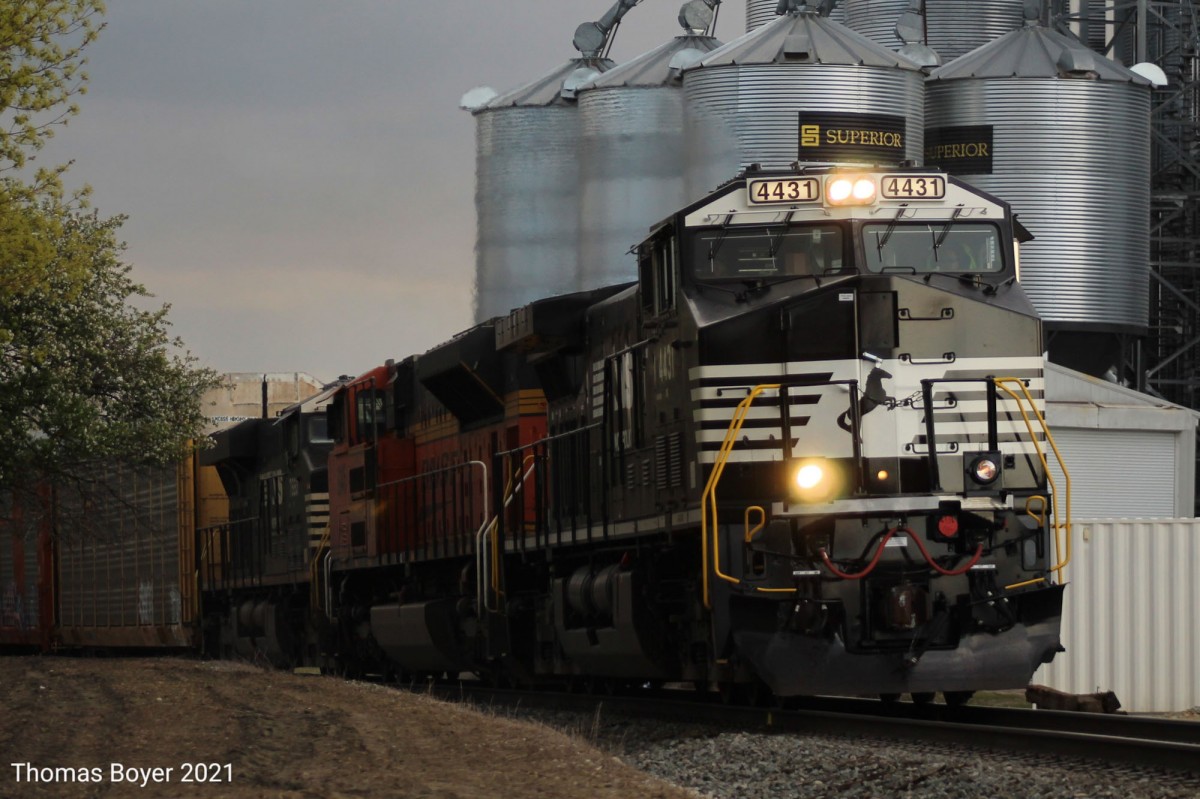 NS 18K @ Silver Lake, IN (4/17/21)
Fresh AC44C6M leading 18K
