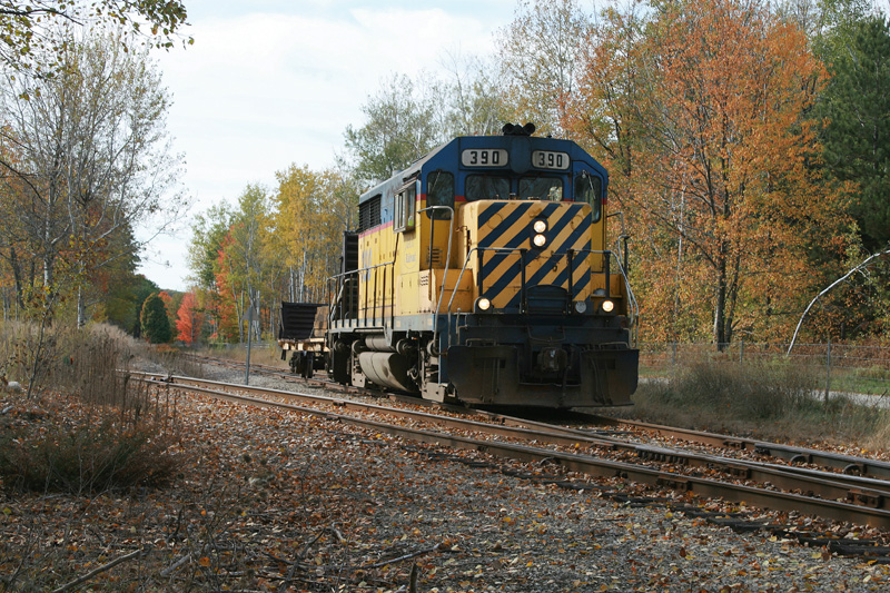 Great Lakes Central
390 arriving at Bates to pick up empty centerbeam lumber car.
10.22.08
