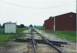 Looking straight east down EL main 1 at the Cloverleaf diamond