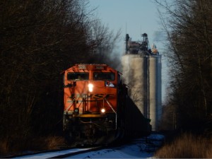 A few minutes later and dodging camera problems, E801 approaches New Holland Street with the Harlem CHS elevator looming behind.