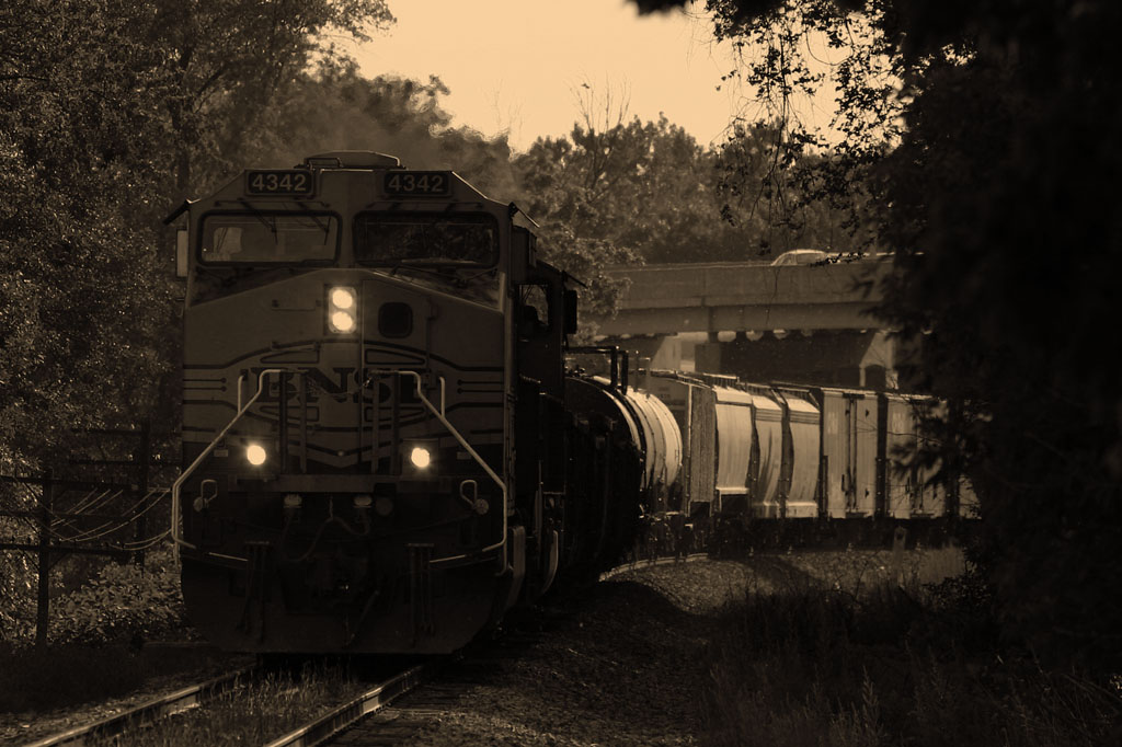 BNSF 4342
Went up off of Broadway St in Grandville to see D801 kickin up a lot of alergy makers.  Here we see BNSF 4342 and BNSF 8834 on 06/02/06.
