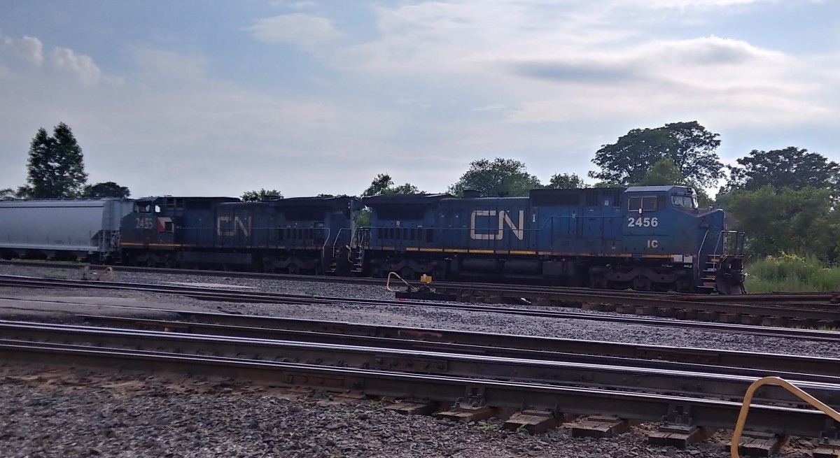A nice pair of BLUE DEVILS.
NB on an unknown CN trains at "YD" coming off the connector at Coolidge on to Conrails Detroit line.
