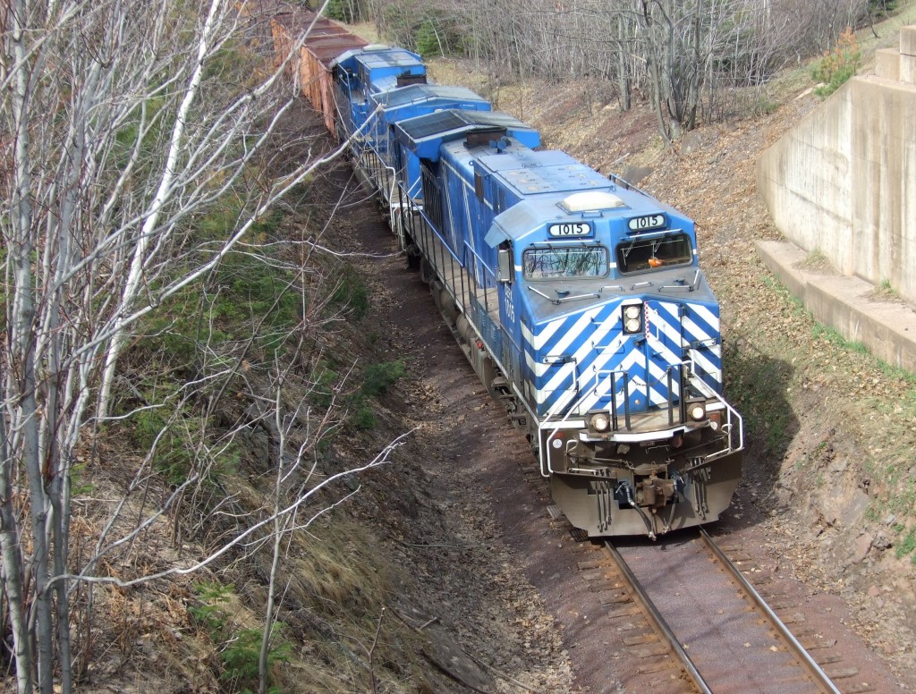 4-24-2010
1015 and 1012 with Tilden loads approaching Co. Rd. 480 underpass.
