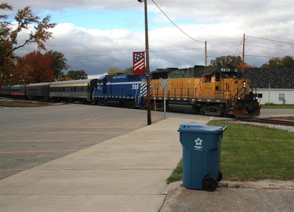 SRI Fall Color Tour
With the Great Lakes Central having a busy week-end, hosting the AARRT&HA at their Owosso shops and working a semi-truck induced derailment at South Boardman, the Steam Railroad Institute still was the place to be on its Owosso-Clare Fall Color Tour.
Here the 393-390 pass southbound at Ashley on their return trip to Owosso.
