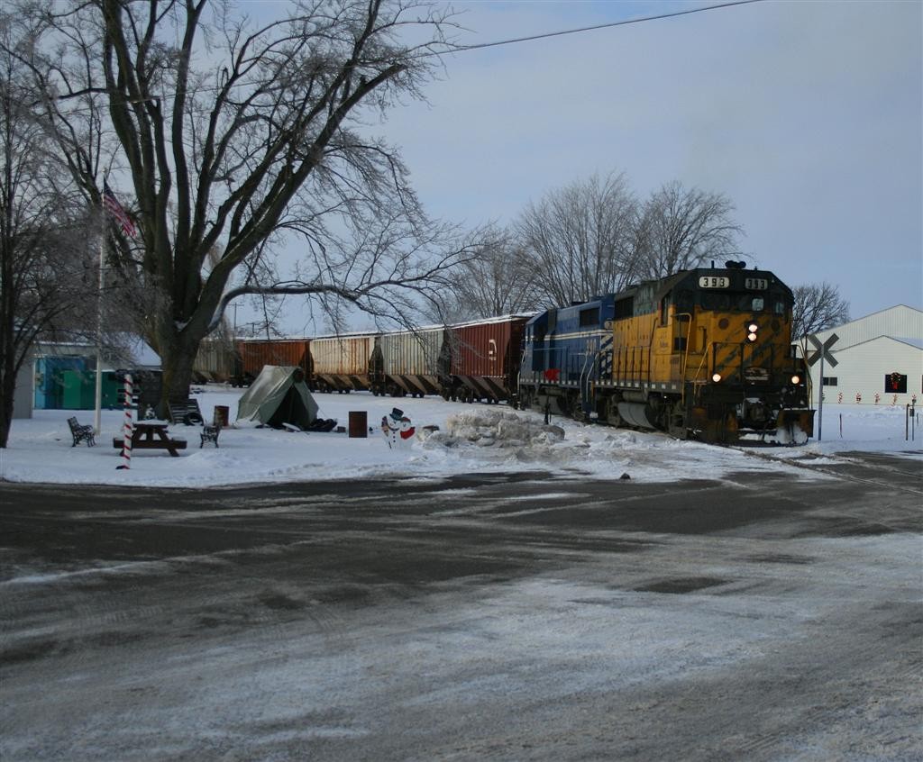 26 December 2013
393-390 are coming off the Middleton line at Ashley with 26 loads. Here they pass the HOBO camp set up at Ashley.
