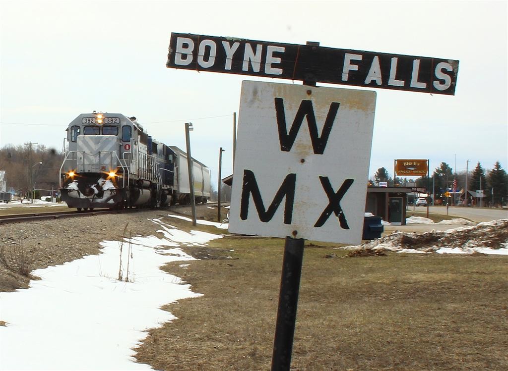 GLC 24 April 2018
With only 3 loads northbound to Petoskey, newly purchased 382 and the 392 roll past Boyne Falls
on 382's maiden voyage up the Northern District.
