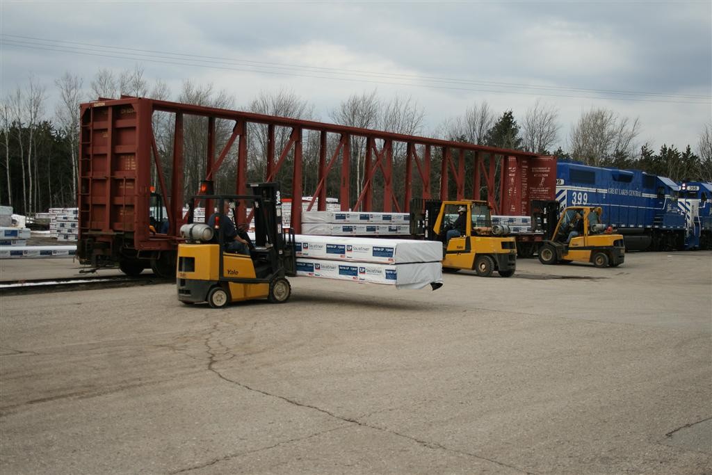 March 8th 2012
Amerhart crews make quick work of unloading centerbeam flat.

