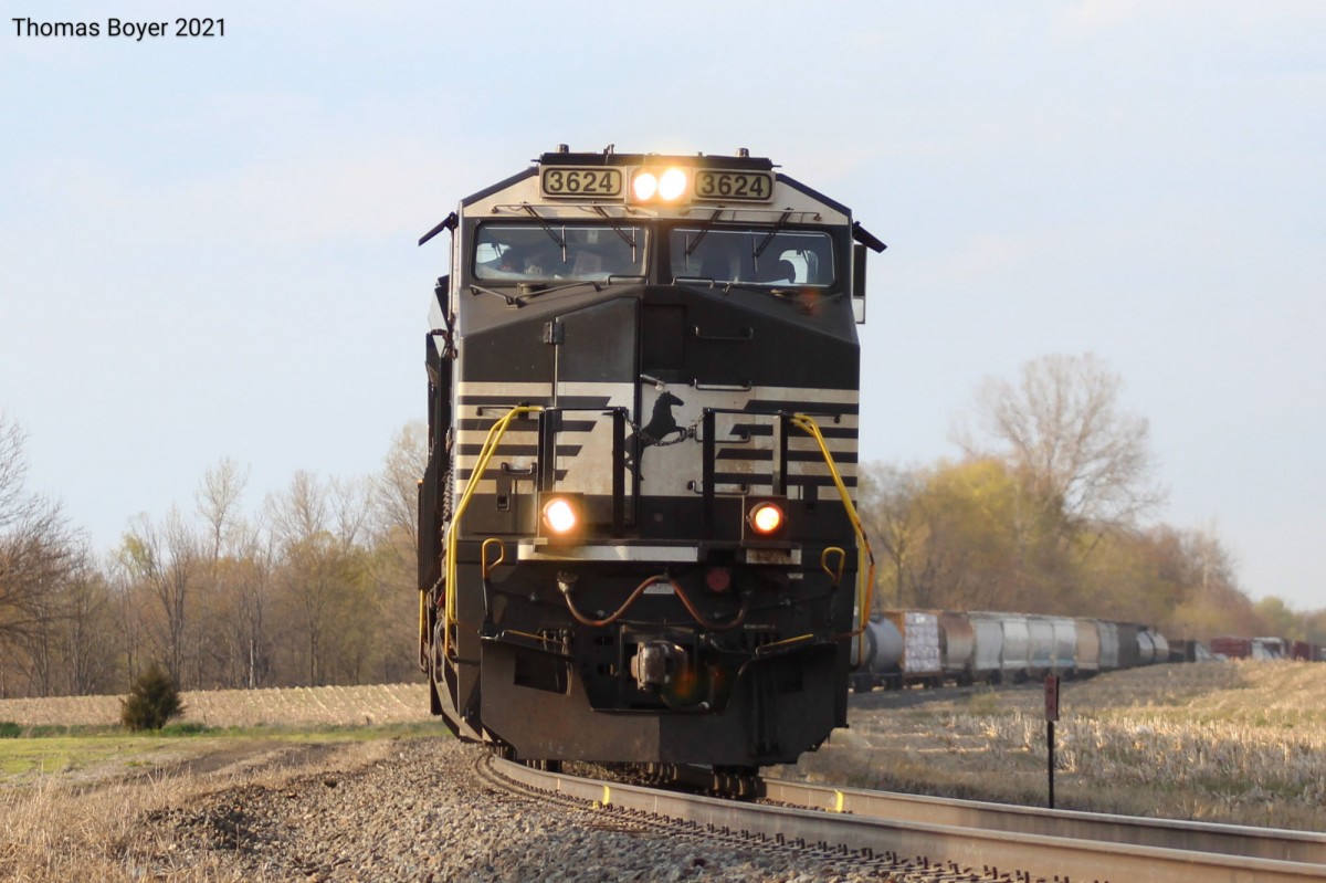 NS 19K @ Silver Lake, IN (4/18/21)
Lackawanna was trailing but I didn't get a shot of her
