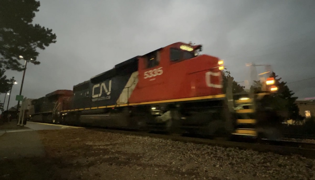 L514, eh?
For the last few weeks, CN L514 has had a GMD built SD40-2W #5335, however, the lashup was made only more interesting recently when nose marker light equipped ES44DC #2221 got added to the lashup, both of these engines have features distinct to Canada, such as the wide cab on #5335, and the marker lights on the nose of #2221. Here’s the duo passing southbound in Royal Oak on train L514-30.
