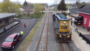 CSX L311 (running light) turns south onto the Toledo (?) wye in Plymouth.